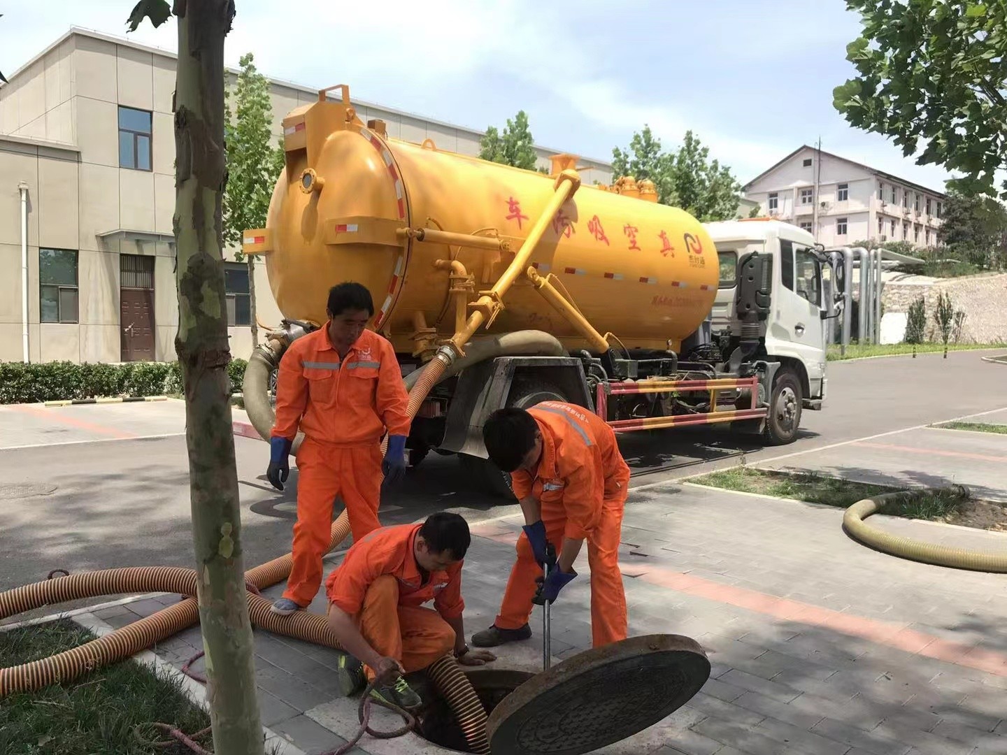 合山管道疏通车停在窨井附近