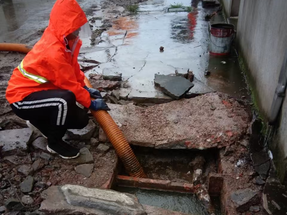 合山专业清理污水池 炜誉市政以规范流程守护城市 “肠道”