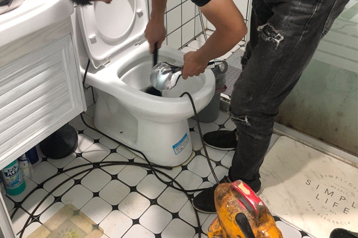 合山马桶堵塞自己疏通还是找师傅？专业上门服务让你省时更省心